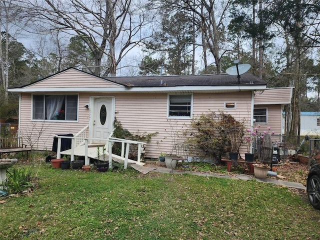 view of front of home featuring a front lawn