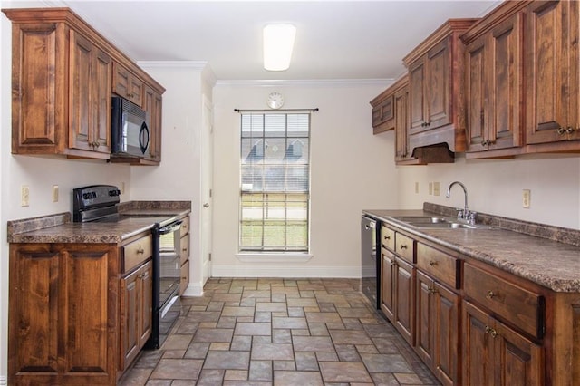 kitchen featuring a sink, baseboards, black appliances, dark countertops, and crown molding