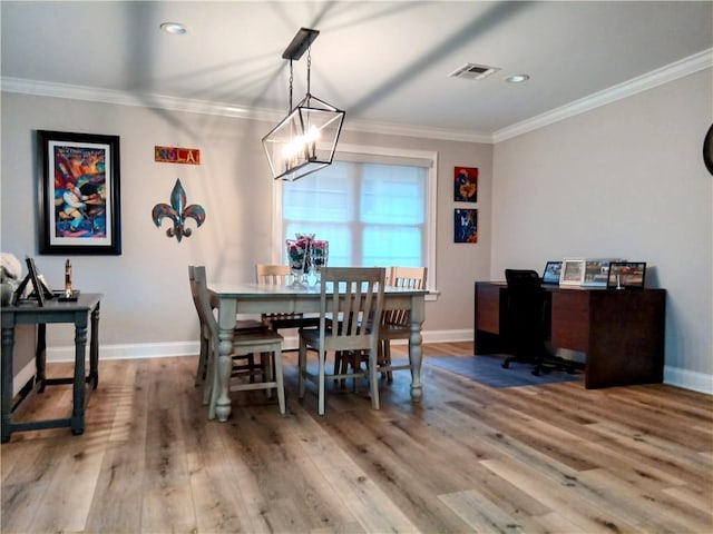 dining space featuring recessed lighting, visible vents, ornamental molding, light wood-type flooring, and baseboards