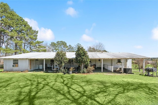 back of house featuring a yard