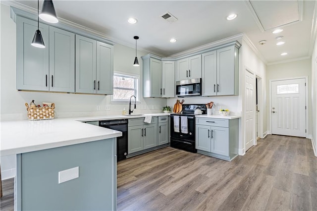 kitchen featuring light wood finished floors, visible vents, gray cabinets, crown molding, and black appliances