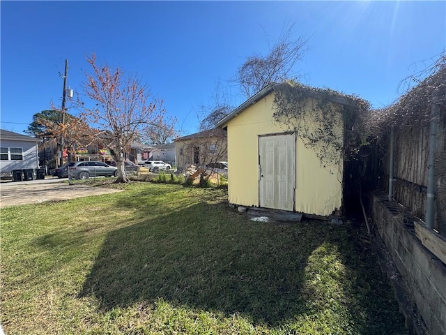 view of yard featuring an outbuilding