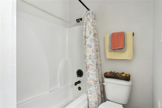 full bathroom featuring toilet and shower / bath combo with shower curtain