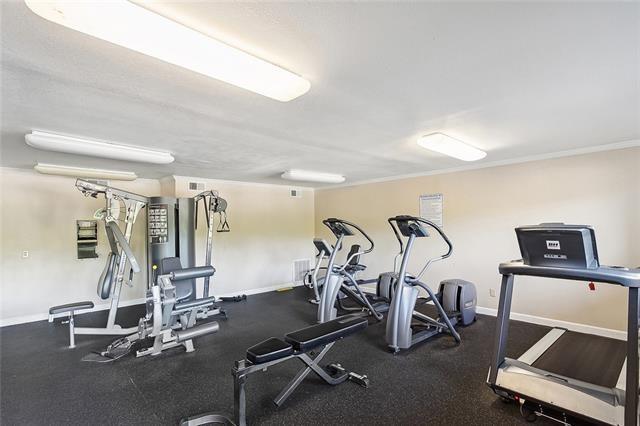 workout area featuring visible vents and baseboards