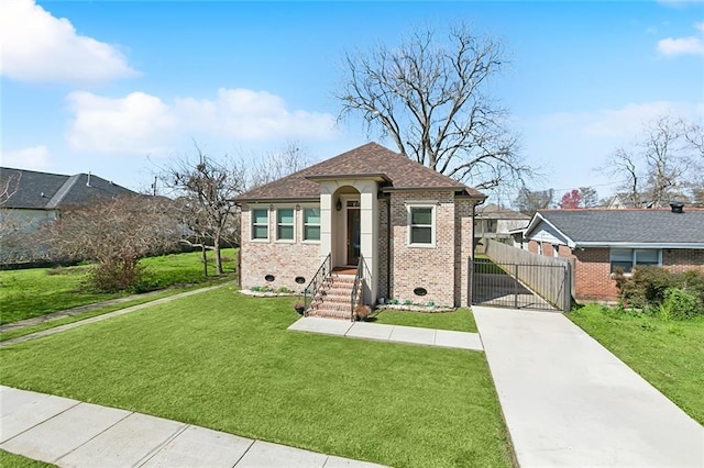 view of front facade featuring a shingled roof, a gate, fence, and a front lawn