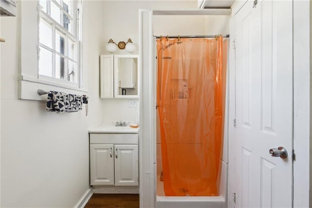 full bathroom featuring curtained shower, baseboards, and vanity