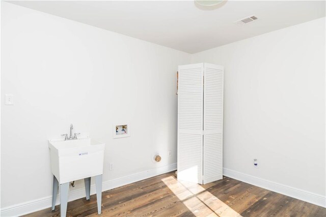 119 Ivy Dr, Covington, LA 70433 - laundry room featuring washer hookup, wood finished floors, laundry area, baseboards, and visible vents