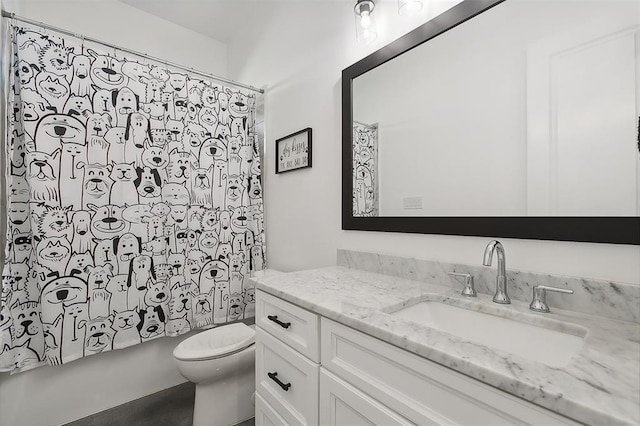 full bath featuring toilet, vanity, and a shower with curtain