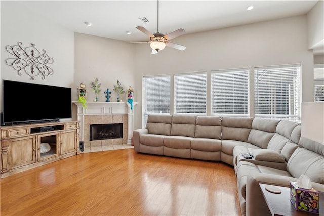 living area featuring light wood-style flooring, recessed lighting, a fireplace, visible vents, and a ceiling fan