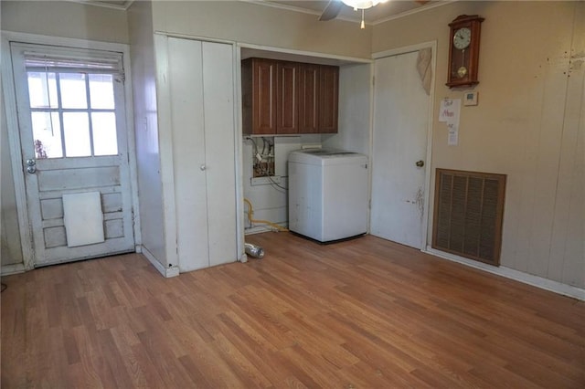 clothes washing area featuring light wood-style flooring, visible vents, a ceiling fan, cabinet space, and washer / dryer