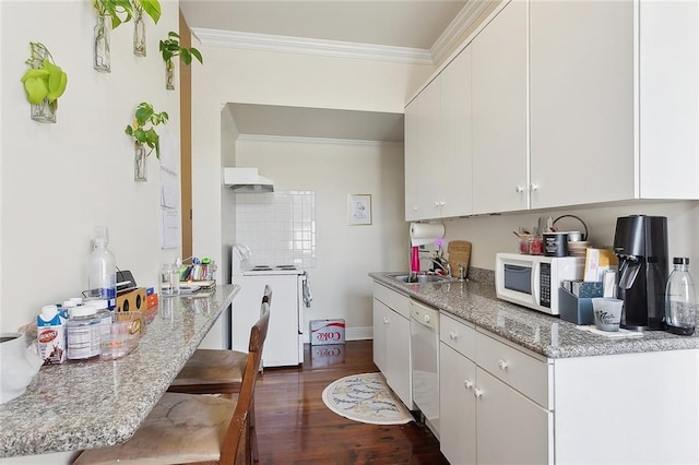 kitchen with white appliances, dark wood-type flooring, crown molding, a sink, and exhaust hood