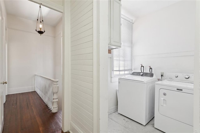 laundry area featuring light wood-type flooring, laundry area, baseboards, and independent washer and dryer