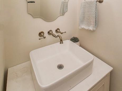 bathroom featuring a sink