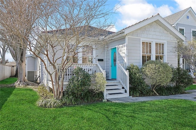 view of front of house featuring fence and a front yard