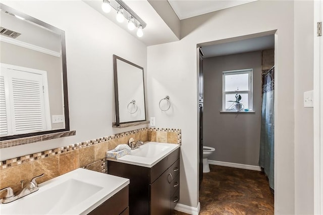 full bath with baseboards, visible vents, vanity, and toilet