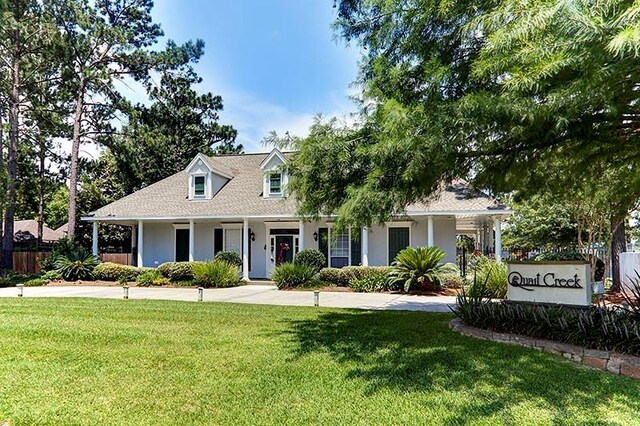 view of front facade with a front yard and fence