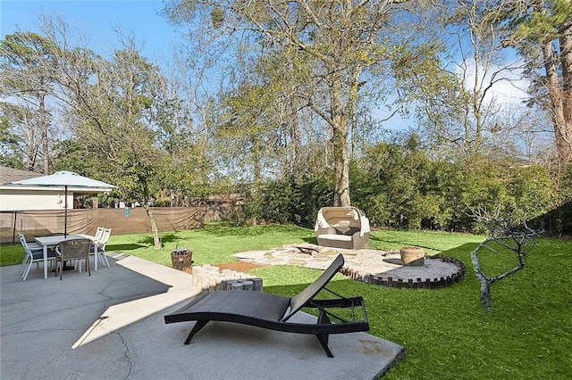 view of yard with outdoor dining area, a patio area, and fence