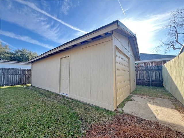 view of outdoor structure with an outdoor structure and a fenced backyard