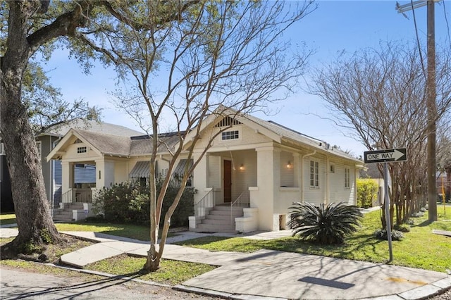 view of front facade featuring a front yard