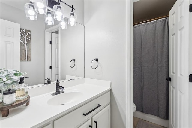 full bathroom featuring toilet, curtained shower, and vanity