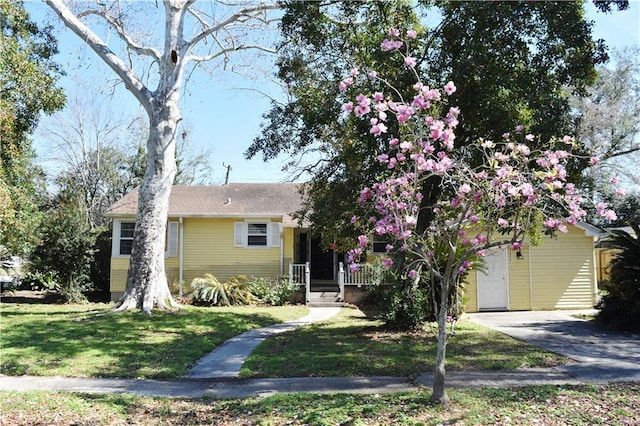 view of front of home with covered porch and a front lawn