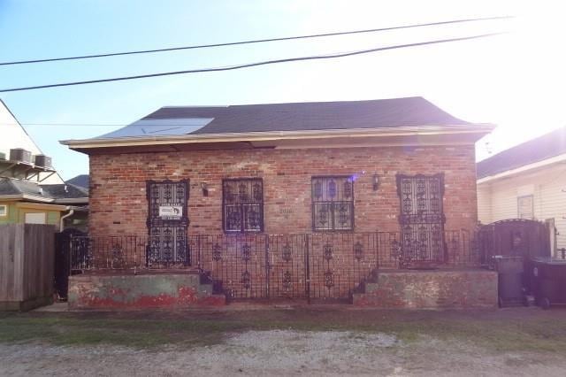 bungalow-style house featuring brick siding