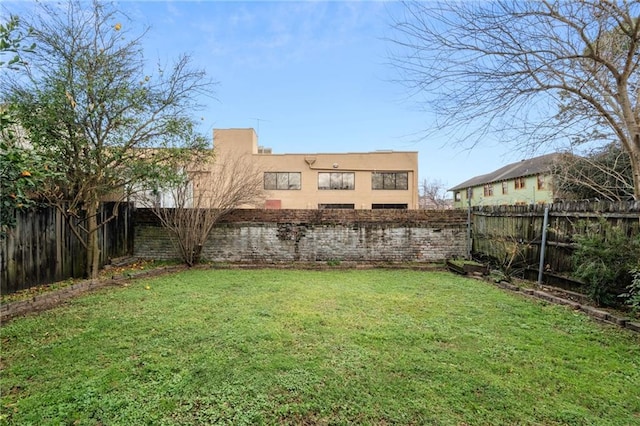 view of yard featuring a fenced backyard