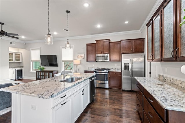 kitchen with visible vents, dark wood-style flooring, stainless steel appliances, crown molding, and a sink