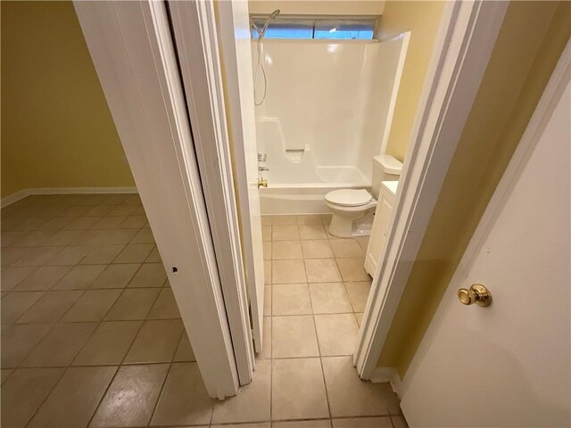 unfurnished dining area featuring baseboards