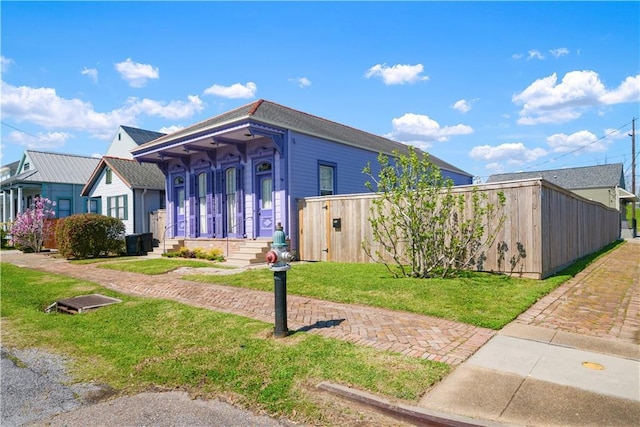 view of front facade with a front lawn