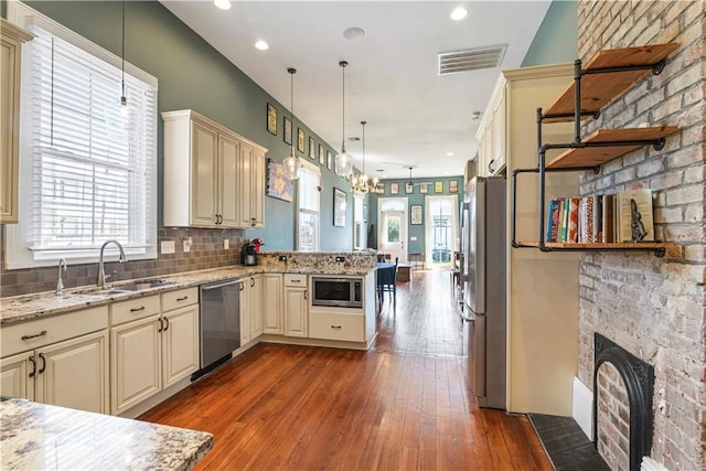 kitchen featuring visible vents, cream cabinetry, a sink, and appliances with stainless steel finishes