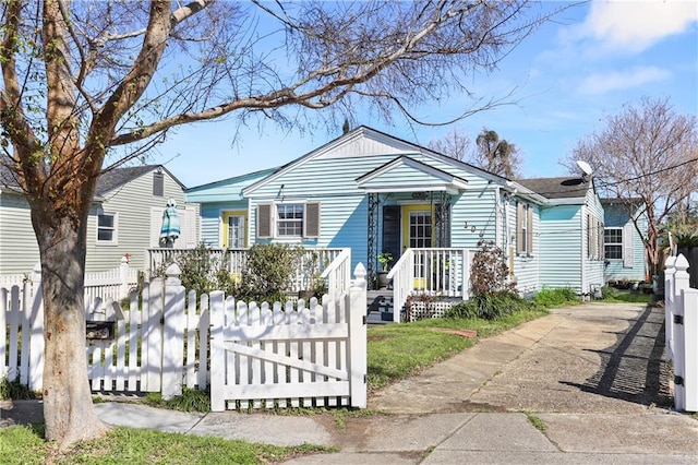 view of front of property featuring a fenced front yard