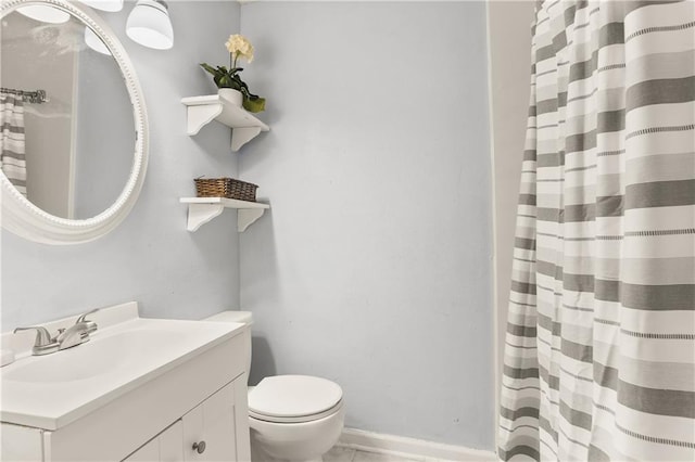 full bathroom featuring toilet, baseboards, a shower with shower curtain, and vanity