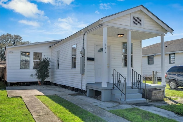 shotgun-style home with fence