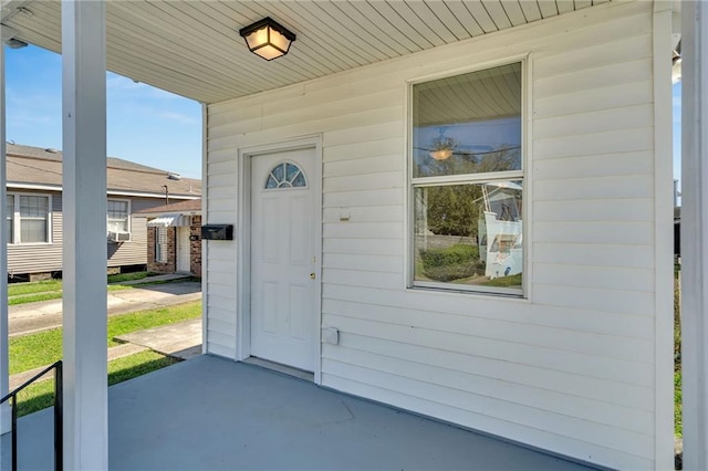 property entrance with covered porch