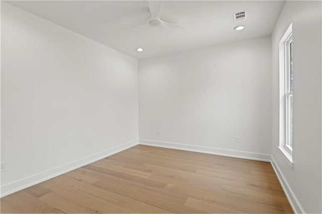 empty room featuring light wood finished floors, recessed lighting, visible vents, a ceiling fan, and baseboards