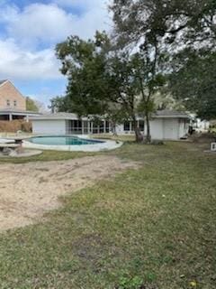 view of yard featuring an outdoor pool