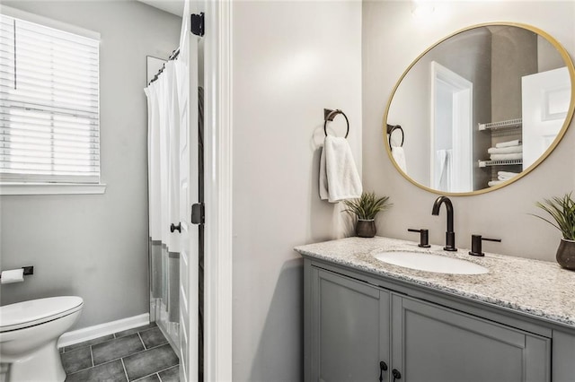 full bath featuring tile patterned flooring, toilet, vanity, baseboards, and a shower with curtain