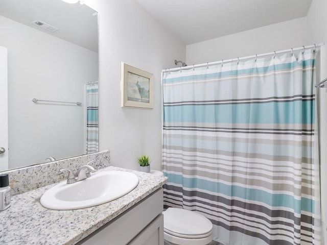 full bathroom with toilet, curtained shower, visible vents, and vanity