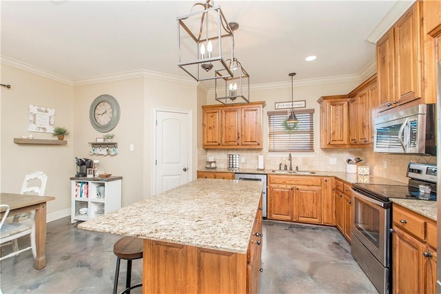 kitchen featuring concrete flooring, a breakfast bar area, a sink, appliances with stainless steel finishes, and backsplash