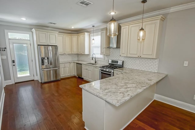 kitchen with visible vents, dark wood finished floors, appliances with stainless steel finishes, a peninsula, and a sink