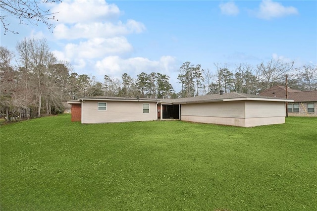 back of house featuring a lawn