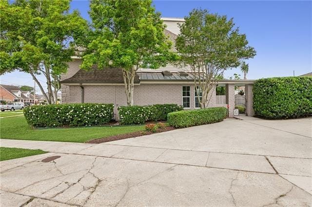 4701 Lake Vista Dr, Metairie, LA 70006 - view of front of property featuring a front yard and brick siding