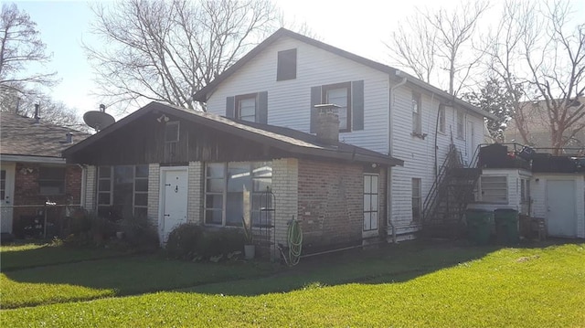 view of front facade featuring a front lawn and brick siding