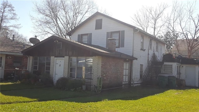 view of front of property featuring brick siding and a front lawn