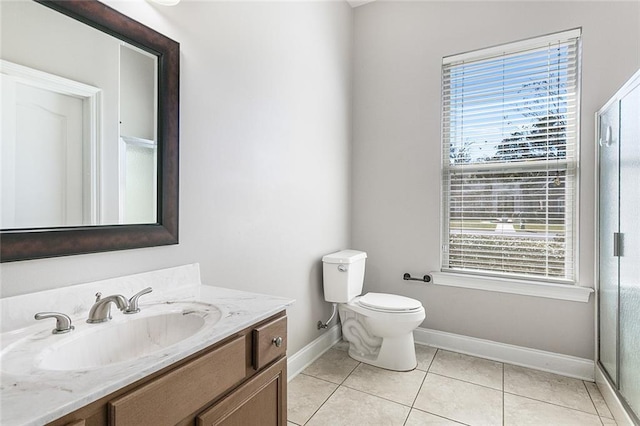 full bath featuring tile patterned flooring, a shower with shower door, toilet, vanity, and baseboards