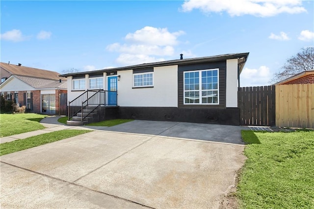 view of front facade with fence and a front lawn