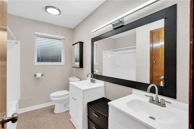 full bathroom featuring a shower, vanity, toilet, and baseboards