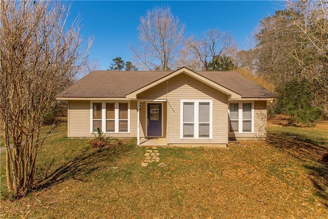 single story home with a front lawn