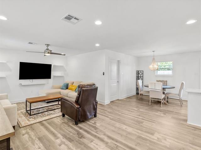 living room with baseboards, visible vents, a ceiling fan, light wood-style floors, and recessed lighting